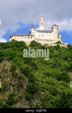 Colore esterno immagine dell'impressionante castello medievale / fortezza il marksburg in una giornata di sole con bue Cielo e nubi Foto Stock