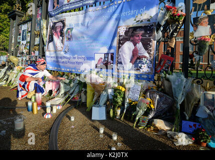 Royal fan John Loughrey guarda a fiori e omaggi in occasione del ventesimo anniversario della morte di Lady Diana, principessa di Galles, fuori Kensington Palace a Londra. Foto Stock