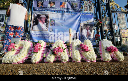 Fiori e omaggi in occasione del ventesimo anniversario della morte di Lady Diana, principessa di Galles, fuori Kensington Palace a Londra. Foto Stock