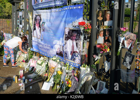 Fiori e omaggi in occasione del ventesimo anniversario della morte di Lady Diana, principessa di Galles, fuori Kensington Palace a Londra. Foto Stock