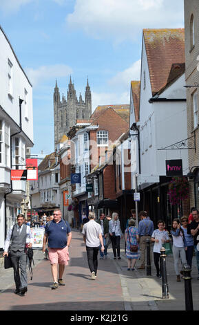 Una vista di una trafficata via dello shopping in Canterbury Kent Foto Stock