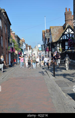 Una vista di una trafficata via dello shopping in Canterbury Kent Foto Stock