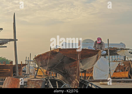 Barche in legno, maestri d'ascia, Abu Dhabi Foto Stock