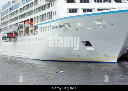 La nave da crociera Azamara Viaggio nel porto di Rostock-Warnemunde, Germania. Foto Stock