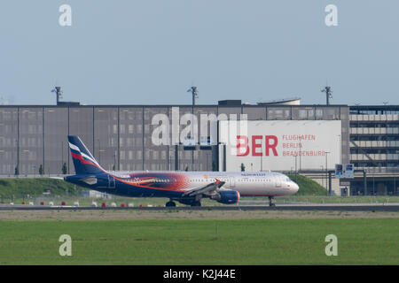 Im Bild, Aeroflot Airbus A321-211 VP-BTL Manchester United, all aeroporto di BER, 21.08.2017 , Foto: Uwe Koch/fotobasis.de Foto Stock