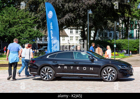 Kristiansand, Norvegia - 16 agosto 2017: documentario di viaggio della vita quotidiana nella città. Qui un nero Volkswagen Arteon è mostrata al pubblico su Foto Stock