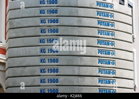 Kristiansand, Norvegia - 16 agosto 2017: Travel documentario di gru Potain pesi in close up. I pesi sono utilizzati per contrastare il sollevatore in modo che la gru non Foto Stock