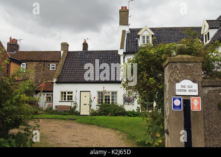 L'Old Custom House a Wells collega il mare sulla costa di Norfolk, Inghilterra, Regno Unito Foto Stock