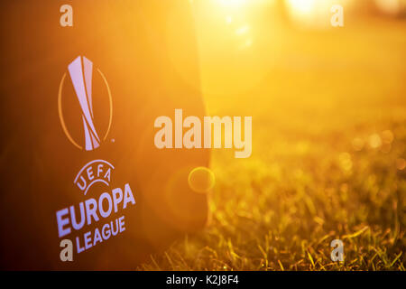 Salonicco, Grecia- Agosto 2, 2017: LA UEFA Europa League Logo sul sacchetto οn il passo al tramonto Foto Stock