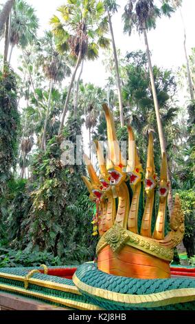 Sette Teste re serpente o re di naga statua nella foresta di Kamchanod ( Livistona saribus ) a "Wat Pa Kham Chanod' Udon Thani, Thailandia Foto Stock