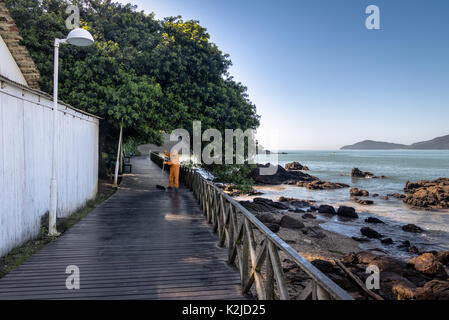 Bidello di una spazzatrice walkay in legno - Balneario Camboriu, Santa Catarina, Brasile Foto Stock