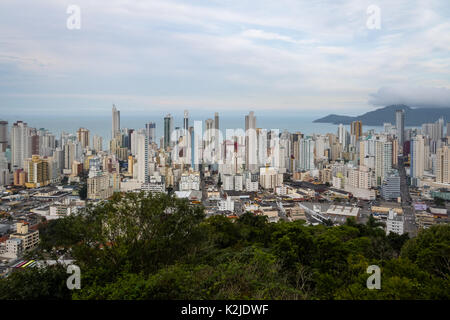 Vista aerea di edifici nel Balneario Camboriu città - Balneario Camboriu, Santa Catarina, Brasile Foto Stock