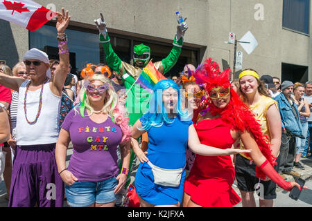 Montreal, CA - 20 agosto 2017: felice e sorridente spettatori che frequentano Montreal Gay Pride Parade. Foto Stock