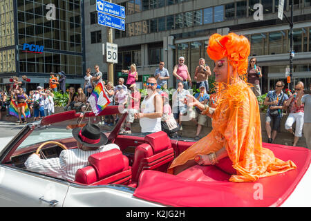 Montreal, CA - 20 agosto 2017: Mado a Montreal Pride Parade. Mado è un famoso drag-queen che gestisce un drag cabaret, Cabaret Mado, nel villaggio Foto Stock