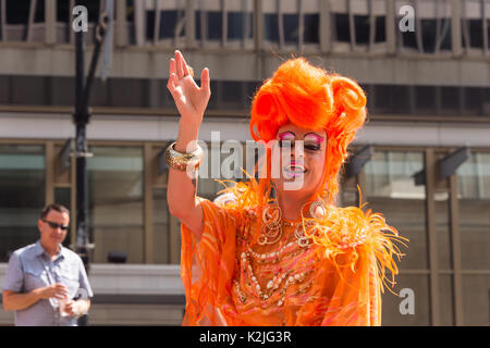 Montreal, CA - 20 agosto 2017: Mado a Montreal Pride Parade. Mado è un famoso drag-queen che gestisce un drag cabaret, Cabaret Mado, nel villaggio Foto Stock