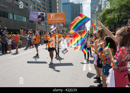 Montreal, 20 agosto 2017: spettatori holding gay bandiere arcobaleno a Montreal Gay Pride Parade Foto Stock