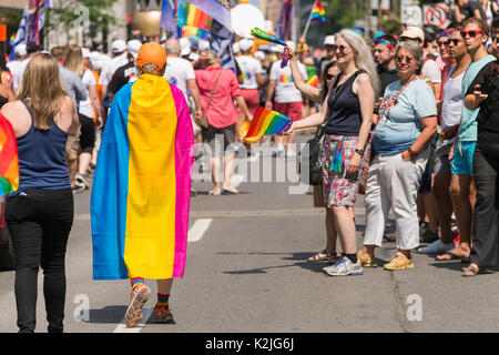 Montreal, CA - 20 agosto 2017: l'uomo con pansexual bandiera sulla sua schiena prendendo parte a Montreal Gay Pride Parade. Foto Stock