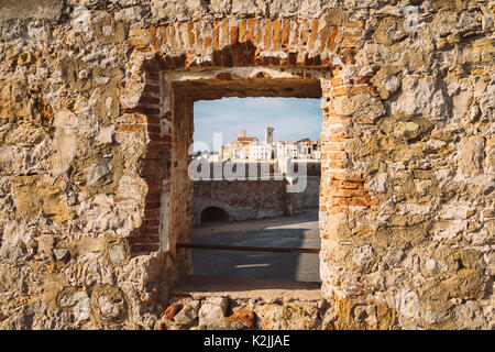 Il telaio a cornice del borgo medievale di Antibes, Cote d'Azur, in Francia Foto Stock