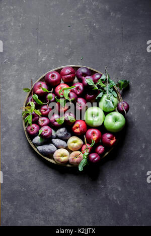 Frutta estiva contro uno sfondo scuro Foto Stock