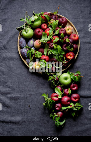 Un vassoio di frutta fresca inclusa mele, susine, nettarine e pesche Foto Stock