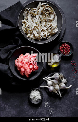 Ingredienti per la pasta, rosa funghi Oyster e aglio Foto Stock