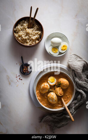 Il curry di uova in un recipiente di ceramica sulla vista superiore Foto Stock