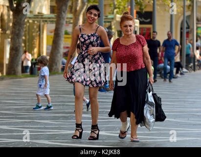 La gente che camminava sulla Piazza Fontane a Baku. Foto Stock