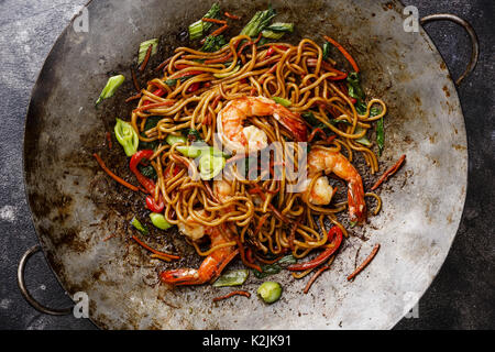 Udon Noodles saltati in padella con la tigre di gamberetti e vegetale nel wok padella di cottura close-up Foto Stock