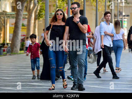 La gente che camminava sulla Piazza Fontane a Baku. Foto Stock