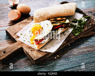 Sandwich con verdure grigliate e soleggiato lato fino all'uovo Foto Stock