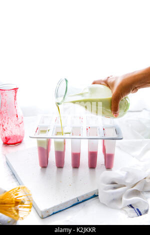 Rendendo lampone matcha popsicles cocco Foto Stock