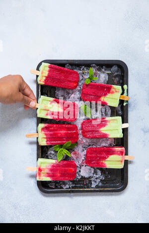 Lampone Matcha Popsicles Cocco Foto Stock