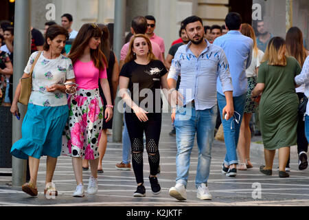 La gente che camminava sulla Piazza Fontane a Baku. Foto Stock