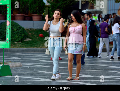 La gente che camminava sulla Piazza Fontane a Baku. Foto Stock