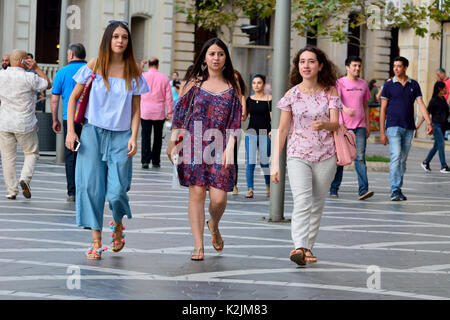 . La gente che camminava sulla Piazza Fontane a Baku. Foto Stock