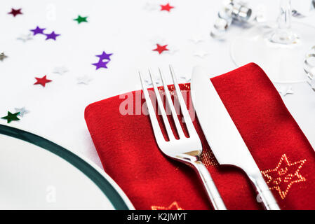 Posto singolo impostazione tabella, coltello piastra forcella, con decorazione coriandoli. Foto Stock