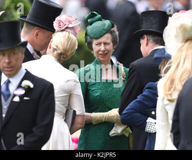 Foto deve essere accreditato ©Alpha premere 079965 22/06/2017 Mike Tindall, Zara Phillips Tindall e Princess Anne at Royal Ascot 2017 tenutasi a Ascot Racecourse in Ascot Berkshire Foto Stock