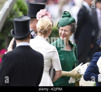 Foto deve essere accreditato ©Alpha premere 079965 22/06/2017 Mike Tindall, Zara Phillips Tindall e Princess Anne at Royal Ascot 2017 tenutasi a Ascot Racecourse in Ascot Berkshire Foto Stock