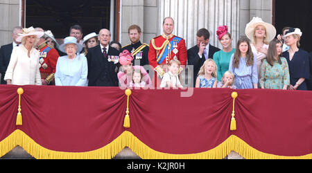 Foto deve essere accreditato ©Alpha premere 079965 17/06/2017 il principe Andréj Duca di York, Camilla Duchessa di Cornovaglia, il Principe Carlo Principe di Galles, Principessa Eugenie, la Regina Elisabetta II, Tim Laurence, Principessa Beatrice, il Principe Filippo Duca di Edimburgo, il principe Harry, Kate Duchessa di Cambridge Katherine Catherine Middleton, Princess Charlotte, Prince George, il principe William Duca di Cambridge, Savannah Phillips, Isla Elizabeth Phillips, Peter Phillips, Autunno Phillips, Estella Taylor, Eloise Taylor, Flora Ogilvy, Lady Helen Taylor a Trooping il colore a Buckingham Palace a Londra. Foto Stock