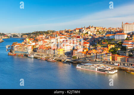 Città vecchia e il fiume Douro a Porto, Portogallo. Foto Stock