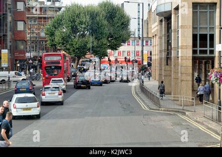 Hammersmith Broadway in Rush Hour London REGNO UNITO Foto Stock