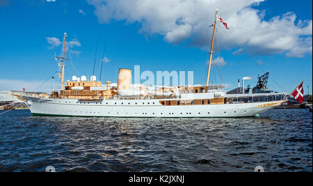 Royal Danish Yacht (Kongeskibet) Dannebrog ormeggiata tra Nordre Toldbod e il navvy, stazione nel porto di Copenhagen DANIMARCA Europa Foto Stock