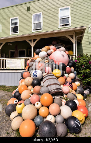 Un opera realizzata dalla pesca galleggianti e flotsam lavato fino sulle spiagge di Omero sul display al di fuori della strada Barnnell Arts Center nella storica città vecchia di Omero, Alaska. Foto Stock