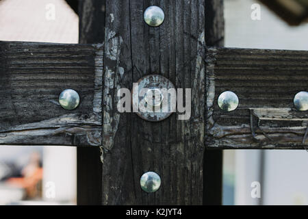 Dettagli in legno con viti in metallo Foto Stock
