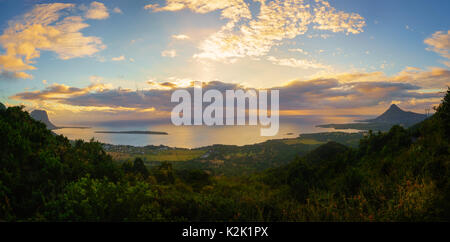 Vista dal Piton de la petite Riviere Noire, il picco più alto di Maurizio. Panorama al tramonto.Le mattino Brabant sullo sfondo. Foto Stock
