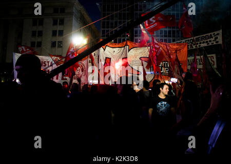 Buenos Aires, Argentina - 1 Maggio 2017: impressioni della giornata del lavoro proteste sulla Plaza de Mayo di Buenos Aires. Foto Stock