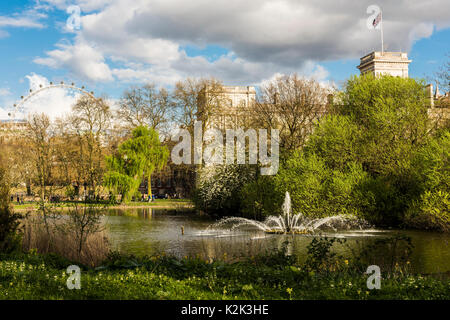 St James Park è uno dei Royal Parks di Londra circondata da Buckingham Palace, Clarence House, St James Palace e Westminster. Foto Stock