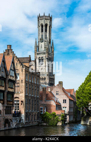 Il campanile di Bruges è un campanile medievale contenente oltre 40 campane. Si tratta di una delle città più prominente segno di terra. Foto Stock