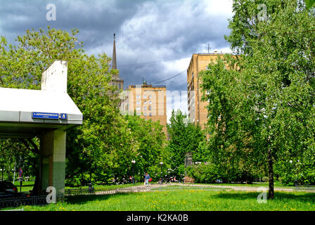 Street vicino alla zona della stazione di Kiev nel tempo nuvoloso, Mosca Foto Stock