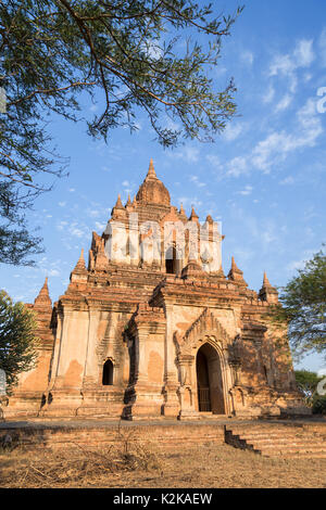 Antica tha beik hmauk gu hpaya a Bagan, Myanmar (Birmania), visto dal lato anteriore in una giornata di sole. Foto Stock